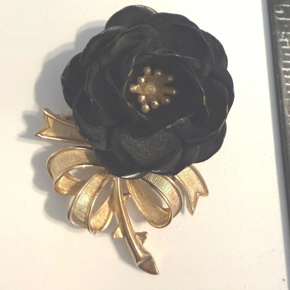 Vintage Trifari Crown Mark Black Rose Flower Brooch Gold‎ Tone Bow Pin